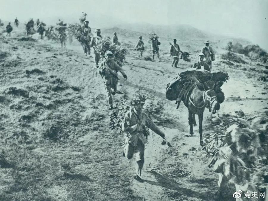 圖為1947年5月在孟良崮戰(zhàn)役中，華東野戰(zhàn)軍向孟良崮挺進。
