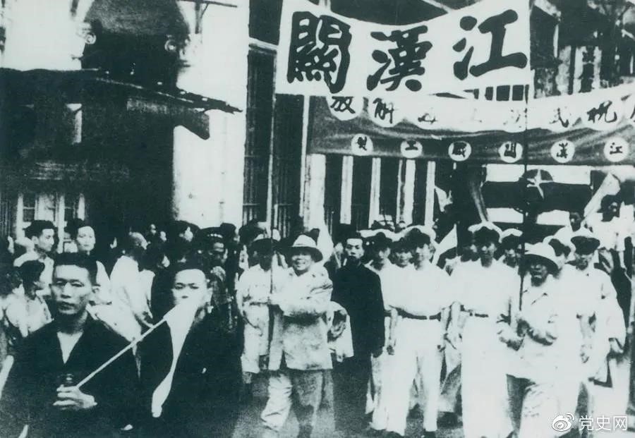 1949年5月17日，第四野戰(zhàn)軍解放武漢。圖為武漢人民歡慶解放。