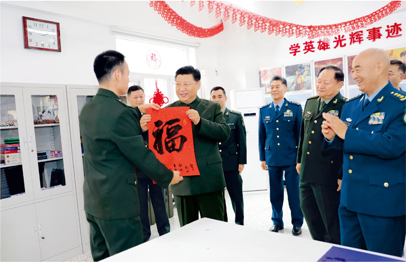 　　2019年新春佳節(jié)即將到來之際，中共中央總書記、國家主席、中央軍委主席習(xí)近平2月2日專程來到北京衛(wèi)戍區(qū)，深入基層班排，察看執(zhí)勤哨位，親切慰問部隊官兵，代表黨中央和中央軍委，向全體人民解放軍指戰(zhàn)員、武警部隊官兵、民兵預(yù)備役人員致以誠摯問候和新春祝福。這是北京衛(wèi)戍區(qū)支援保障大隊警衛(wèi)勤務(wù)一中隊?wèi)?zhàn)士現(xiàn)場書寫“?！弊志此土?xí)主席，表達(dá)官兵對習(xí)主席的新春祝福。 新華社記者 李剛/攝