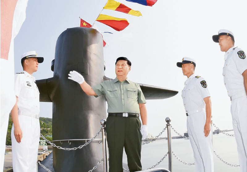 　　2018年6月11日下午，中共中央總書記、國家主席、中央軍委主席習(xí)近平視察北部戰(zhàn)區(qū)海軍。這是習(xí)近平來到某潛艇部隊，登上潛艇，同艇員親切交談。 新華社記者 李剛/攝