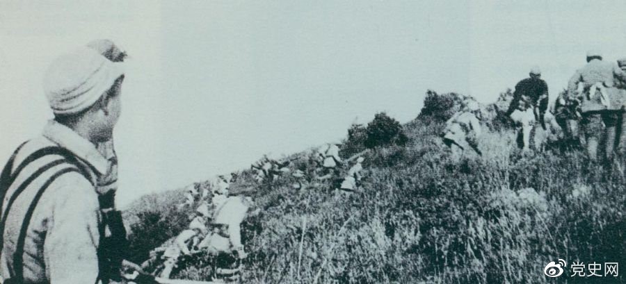 　　重慶談判期間，為了反擊國民黨軍隊的進攻，劉伯承、鄧小平于1945年9月發(fā)起上黨戰(zhàn)役。圖為晉冀魯豫軍區(qū)部隊正向老爺嶺沖鋒。