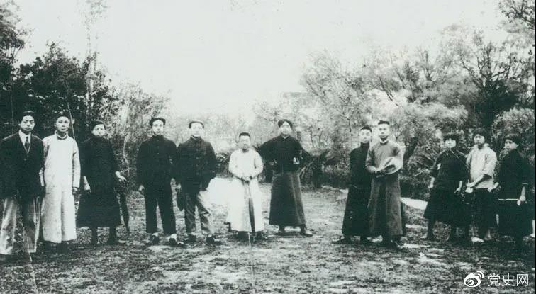 1920年5月8日，新民學會部分會員在上海半淞園合影。左七為毛澤東。