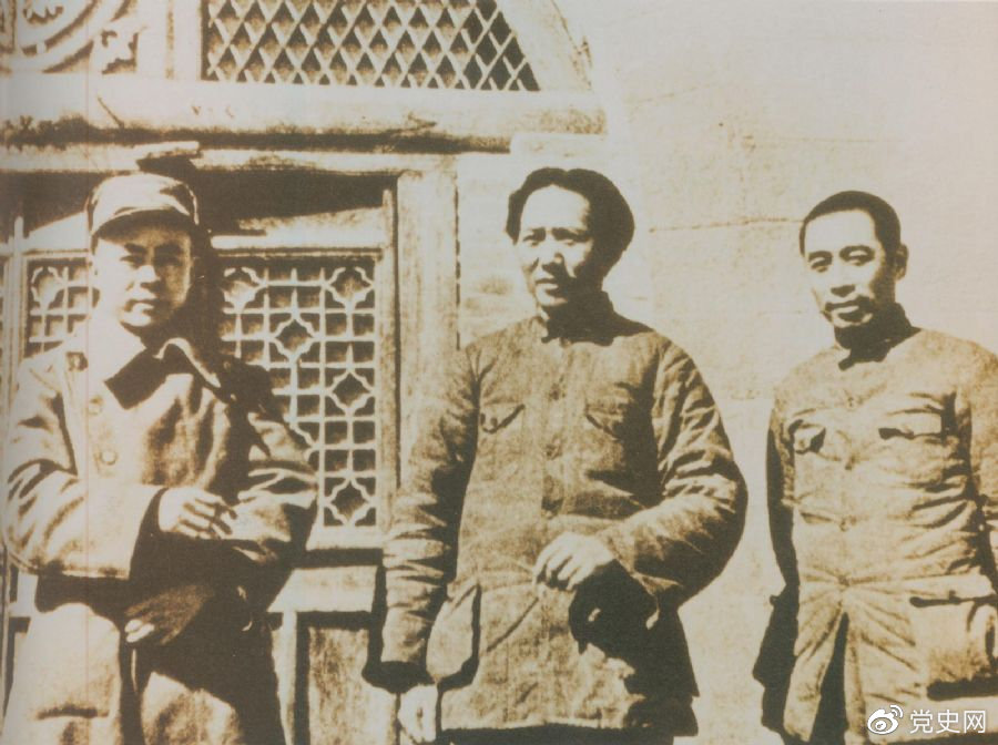 洛川會議上組成了新的中共中央革命軍事委員會，毛澤東為書記（亦稱主席）。這是毛澤東、周恩來和任弼時的合影。