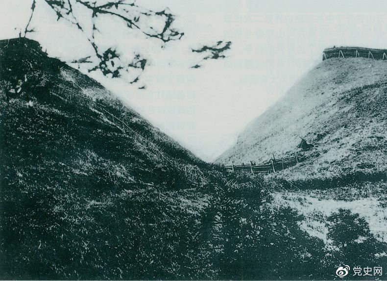 井岡山黃洋界哨口。1928年8月30日，紅軍以不足一個(gè)營(yíng)的兵力，在這里擊退湘贛敵軍的進(jìn)攻，取得黃洋界保衛(wèi)戰(zhàn)的勝利。至11月，紅軍又打破了兩省敵軍對(duì)井岡山根據(jù)地的第二次“會(huì)剿”。
