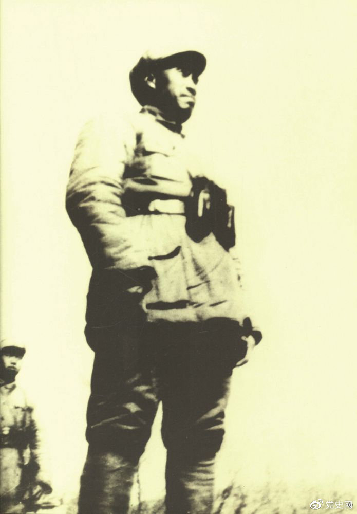 1937年9月至1940年5月，朱德指揮八路軍在華北廣泛開展游擊戰(zhàn)爭(zhēng)，放手發(fā)動(dòng)群眾，創(chuàng)建抗日根據(jù)地。圖為朱德在華北前線。