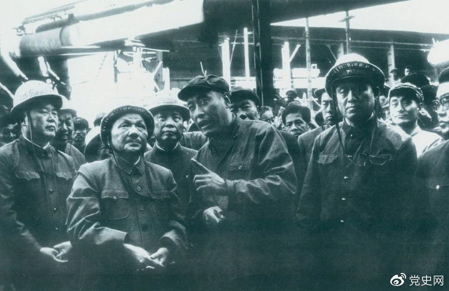 1978年9月18日，鄧小平視察鞍山鋼鐵廠。