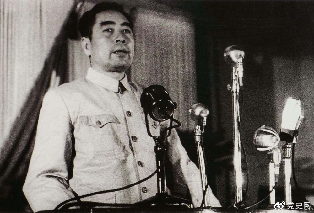 1949年9月22日，周恩來在中國人民政治協(xié)商會議第一屆全體會議上作關(guān)于共同綱領(lǐng)草案的起草經(jīng)過和特點的報告。