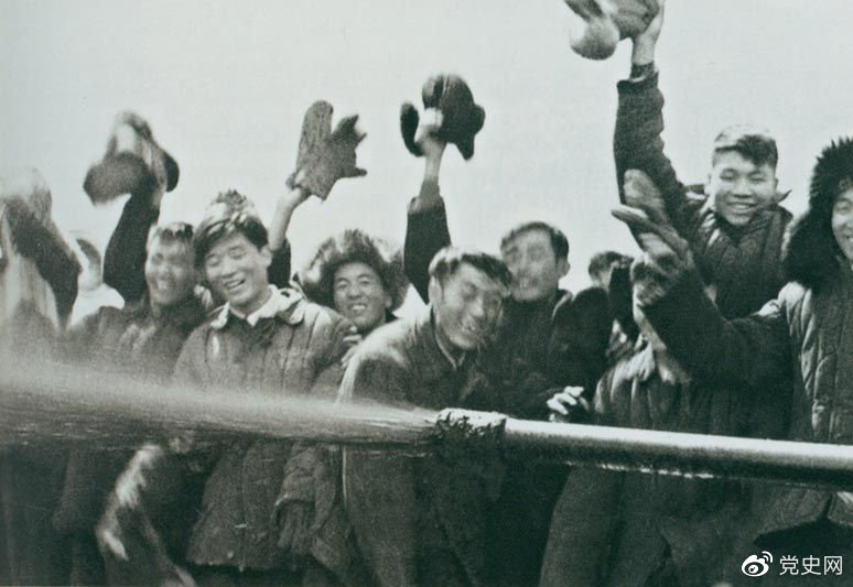 1959年9月26日，在黑龍江肇州縣大同鎮(zhèn)附近的松基3號井噴出了工業(yè)油流，發(fā)現(xiàn)了大油田。因臨近國慶10周年，被命名為大慶油田。