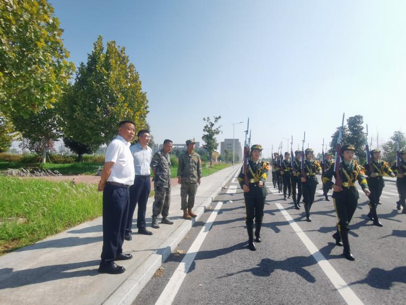 10.23曾書記視察軍訓(xùn)3.jpg