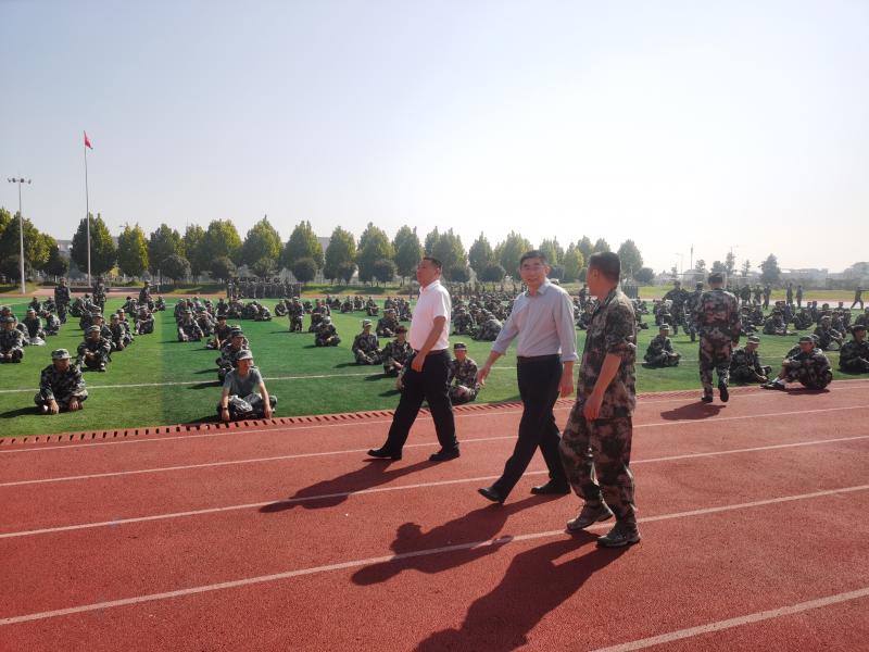 10.23曾書記視察軍訓(xùn)2.jpg